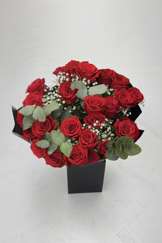 Red rose bouquet on gray background